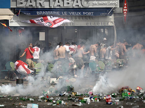 האוהדים האנגלים לפני המשחק (Getty)