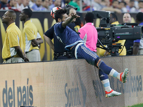 לאבסי, שניה לפני שנפצע (GETTYIMAGES)