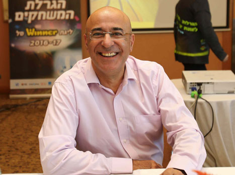 איציק לארי נראה מרוצה (אלן שיבר)