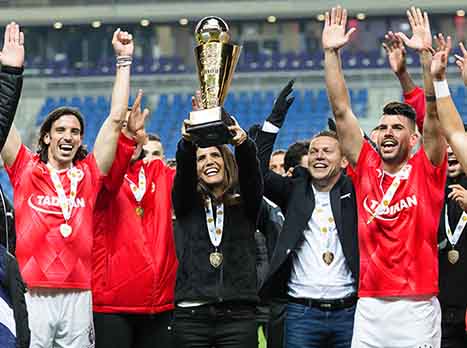 אלונה ברקת חוגגת עם הגביע. ברדה: "גאווה לראות איך המועדון הזה צמח מאז שאלונה הגיעה" (דני מרון)