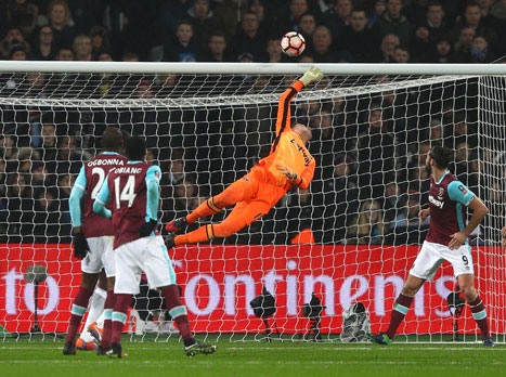 אדריאן מתעופף. העצירות שלו השאירו את ווסטהאם במשחק (Getty)