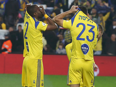 הצהובים התפללו לפני הפתיחה שיצליחו לנצח ולנגוס בפער (אלן שיבר)