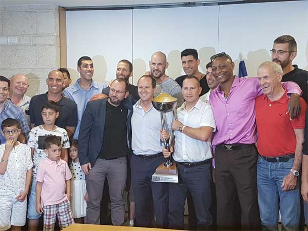 כוכבי עונת הזכייה ביורוקאפ עם ברקת (באדיבות עיריית ירושלים)