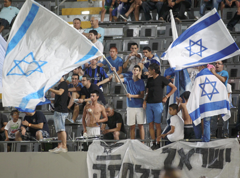 מחכים להם בעכו. אוהדי הנבחרת (אלן שיבר)