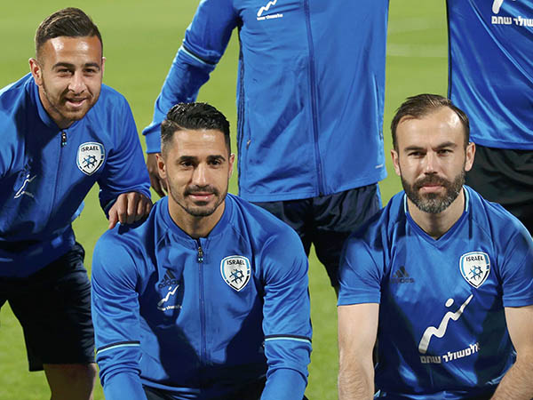נאתכו עם סבע וכיאל. "אם יש מישהו שמגיע לו להיות קפטן, זה ביברס" (אלן שיבר)