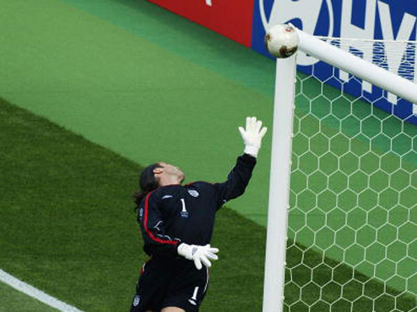 הסיוט של כל אוהד אנגלי. הכדור של רונאלדיניו עובר את סימן (צילום: getty)