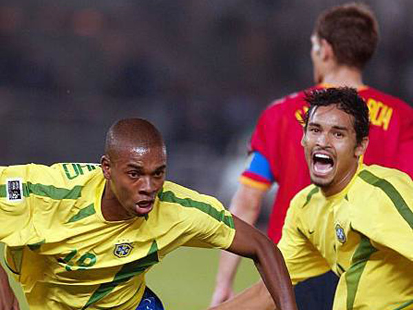 פרננדיניו חוגג את השער הגדול מול ספרד. ברקע: מיודענו קרלוס גרסיה (getty)