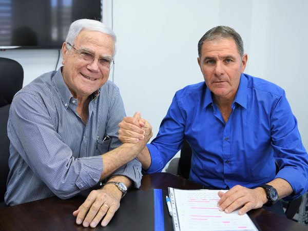 גוטמן עם שחר במעמד החתימה (תמונה באדיבות האתר הרשמי של מכבי חיפה)