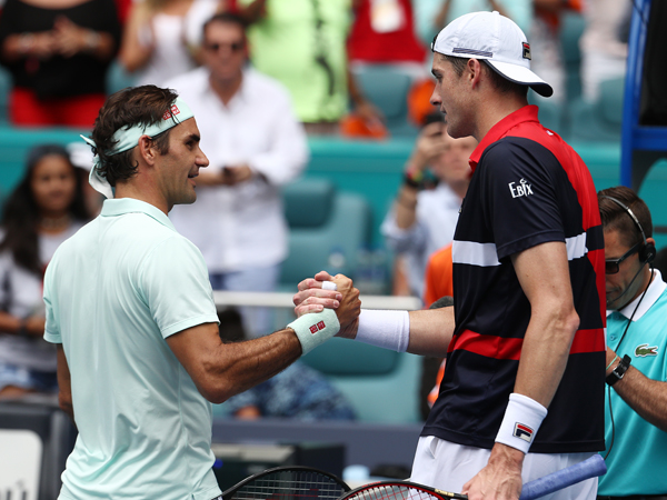 פדרר ואיסנר בסיום (Photo by Al Bello/Getty Images)