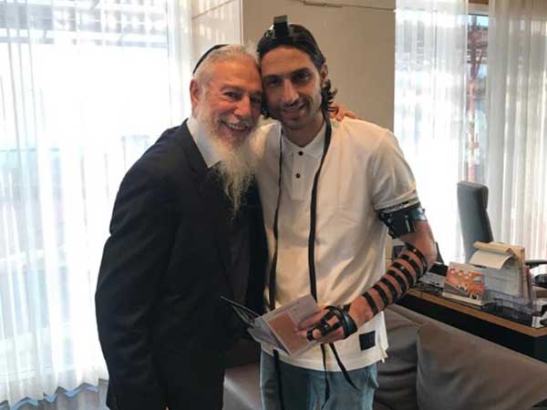 ולא שכחו גם להניח תפילין