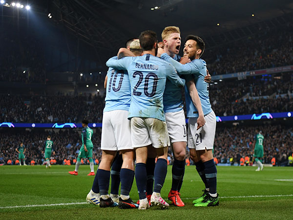 בשלב הזה הם עוד היו שמחים. שחקני סיטי אחרי השער של דה בריינה (Gettyimages)