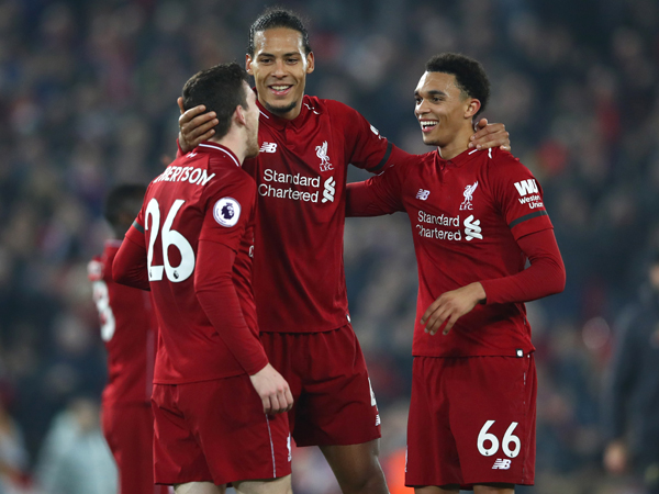 ואן דייק עם רוברטסון ואלכסנדר ארנולד. הפך את חבריו להגנה לטובים יותר (GETTY)