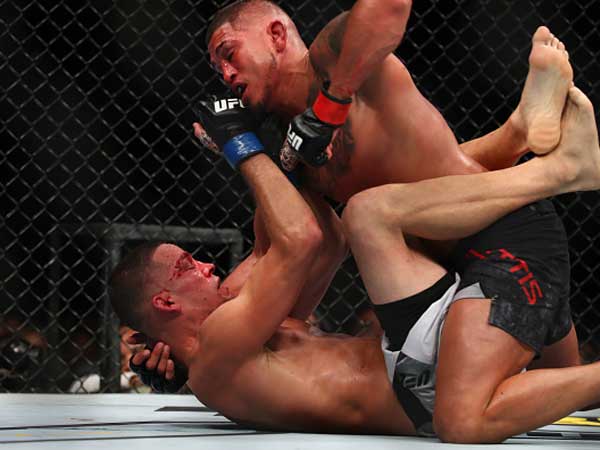 קרב קשוח בין דיאז לפטיס (getty, Joe Scarnici)