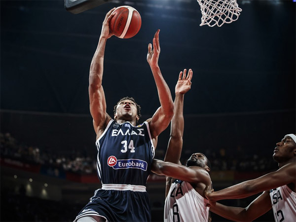יאניס. קלע את תשע הנקודות הראשונות של נבחרתו (FIBA)