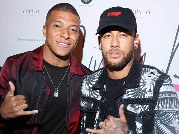 עם אמבפה. הצרפתי כבר האפיל עליו (Getty)