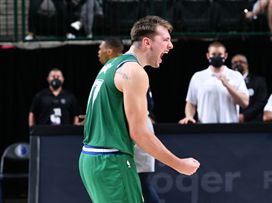 השלימה דאבל: שחקני אייאקס חוגגים אליפות