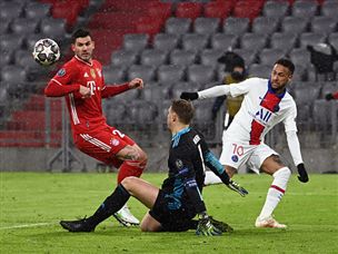 4 בעיטות של פ.ס.ז' למסגרת, 3 הפכו לשערים (Getty)