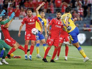 הרננדס כובש את שער הניצחון של הצהובים (אלן שיבר)