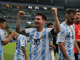 הקוף העצום ירד מהגב (getty)