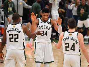 מתחילים מאפס: מילווקי השוותה ל-2:2 מול פיניקס