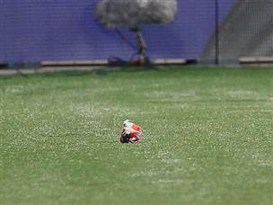 חפצים הושלכו, המשחק הופסק. רגע מביך ומקומם בערב חגיגי והיסטורי (אלן שיבר)