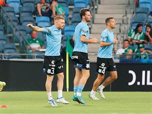 בצד השני, עידו שחר (ממכבי ת"א) ניסה לתקל את היוזמה (צילום: אלן שיבר)