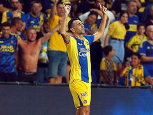 חגיגה צהובה כבר בהפסקה (צילום: אלן שיבר)