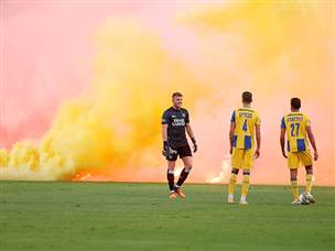 האבוקות נדלקו בשני הצדדים (צילום: אלן שיבר)