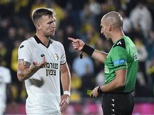 אך הוא קיבל אדום מיותר והרס את סיכויי החזרה. קארצב (ברני ארדוב)