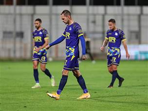 מקום אחרון בליגה, ריינה (לירון מולדובן)