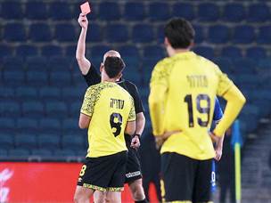 אבל דן עזריה הורחק מיד אחר כך (צילום: קובי אליהו)