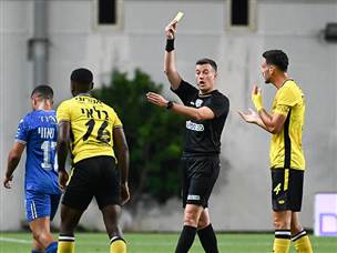 בא לשכונה שופט חדש. קליין (ברני ארדוב)