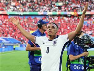 ארנולד שלח את הפנדל האחרון לרשת (getty)