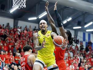 אדוורדס נראה טוב בצהוב (אלן שיבר)