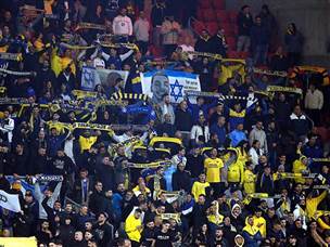 בשני צידי המגרש (אלן שיבר)