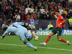 רונאלדו הכניע גם הוא את טר שטגן (Getty)