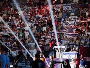 עם תמיכה מהקהל הישראלי (צילום: אלן שיבר)