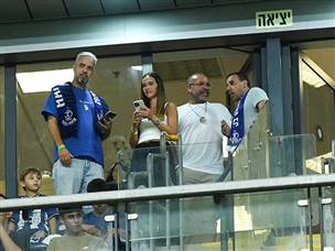 הרגע המרגש ביותר של הערב, אלי שרעבי ביציע (ברני ארדוב)