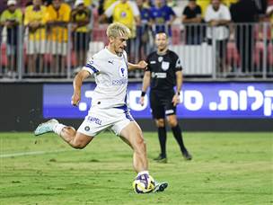 ניקולאסקו הצליח לכבוש (צילום: קובי אליהו)