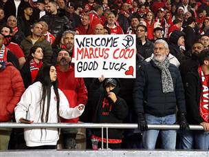 אוהדי הפועל מקבלים בברכה את מרקוס קוקו שערך בכורה באדום (אלן שיבר)