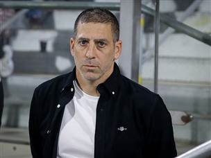 רן קוז׳וך. המאמן מסמן ״וי״ באיצטדיון בראל (מאור אלקסלסי)