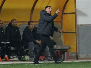 כהרגלו, התרוצץ בעצבים על הקווים. נעים (יוסי שקל)