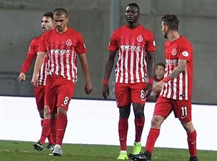 תמונה אחת שווה אלף מילים. הפועל מסובכת מאי פעם (צילום: אלן שיבר)