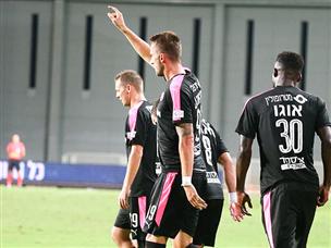 תומאש פקהארט נהנה משער בכורה במדי האלופה (דני מרון)