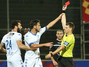 היה חייב להיות מורחק. יחזקאל נוגע בידו של פריד (סוכנות ג'יני)