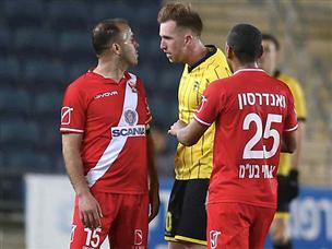 משחק טעון ואגרסיבי בטדי (אלן שיבר)