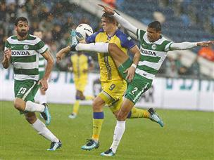 הגשם הקשה על שתי הקבוצות לפתח משחק בדקות הראשונות (אלן שיבר)