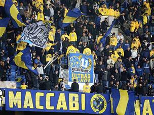 אוהדי מכבי ת"א. ישבו בגשם וראו הופעה עלובה של השחקנים (אלן שיבר)