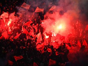 אוהדי פ.ס.ז' הבעירו את היציעים יותר מפעם אחת (getty)