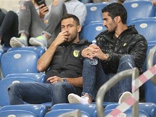 שכטר וקריאף ביציע. רק 1,800 אוהדים הגיעו למושבה